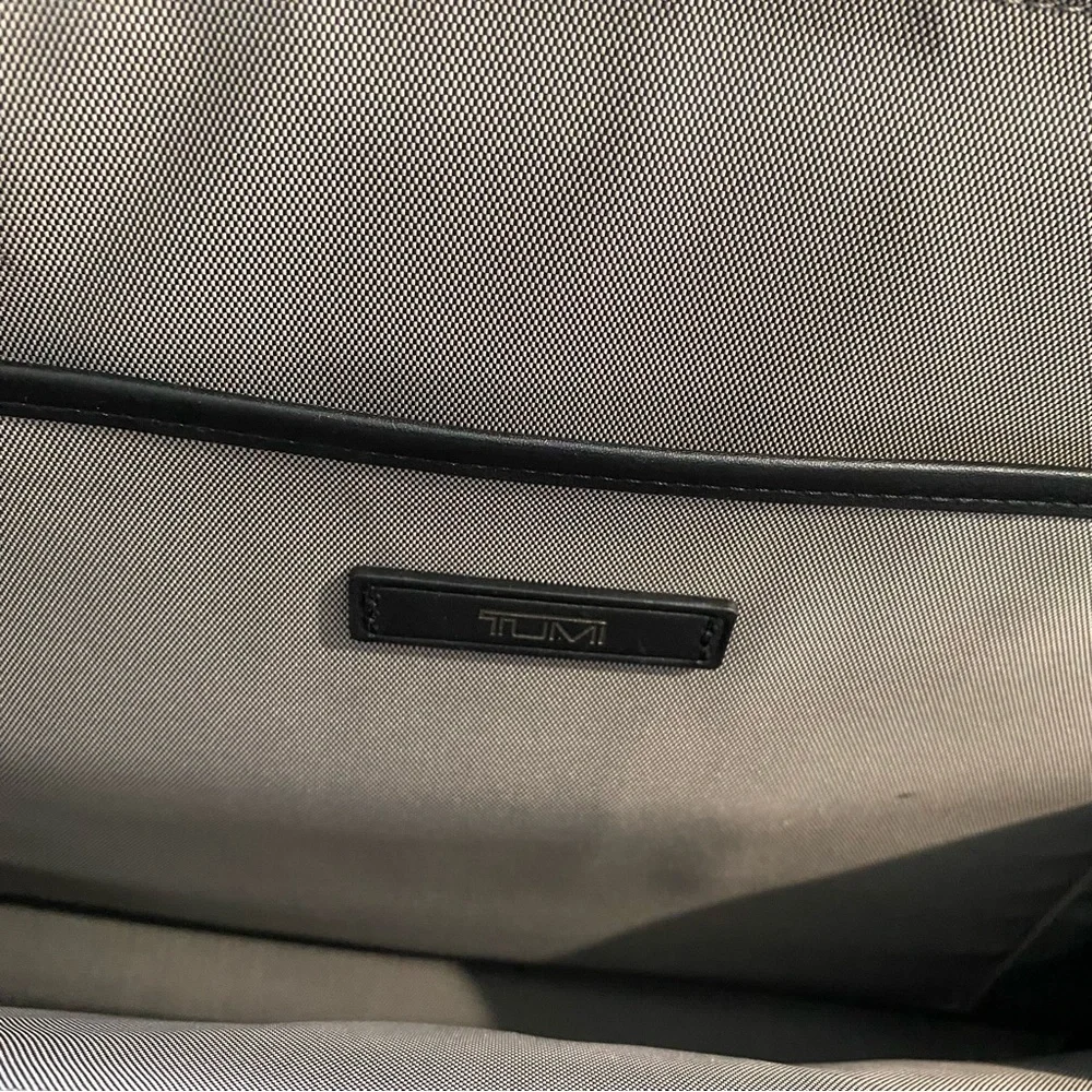 TUMI CFX CARBON FIBER BROMLEY PORTFOLIO BRIEF - CARBON BLACK 15”x12”